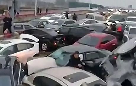 تصادف زنجیره‌ای ۱۰۰ خودرو در چین