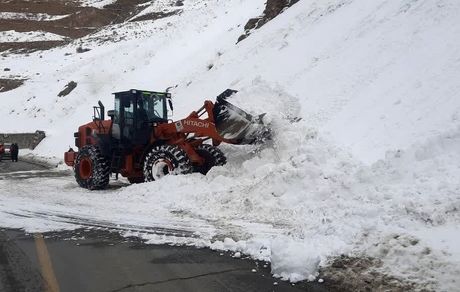 عملیات ۳۲ ساعته برای بازگشایی محور کوهستانی لِبد بعد از سقوط بهمن عظیم ۳۰۰ متری