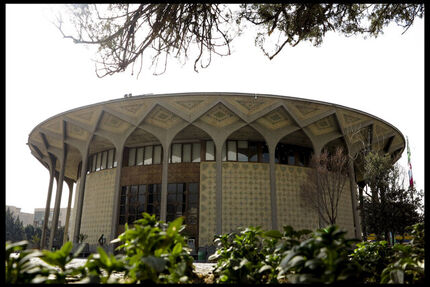 تئاترها یک روز تعطیل می‌شوند