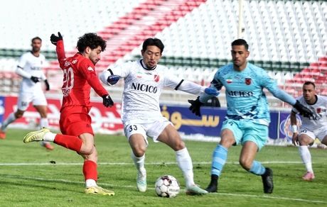 تراکتور در سکوت و سرمای شدید تبریز، قعرنشین را ۴ تایی کرد