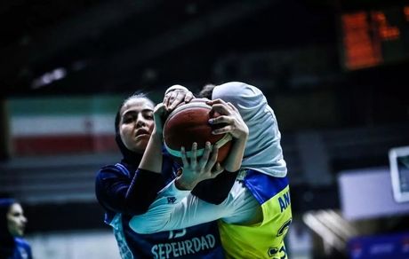 گروه بهمن پیروز دیدار اول فینال لیگ برتر بسکتبال بانوان