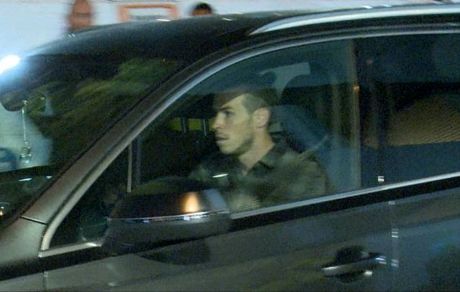 گرت بیل و حاشیه‌های بی پایانش