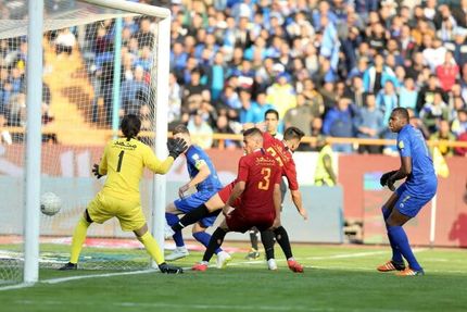 
خشم دوباره استقلالی‌ها علیه داوری/ رحمتی گل داد و لگد خورد
