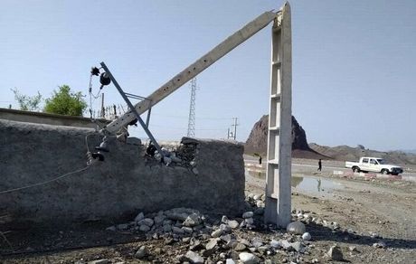 خسارت وزش باد شدید به شبکه برق بمپور