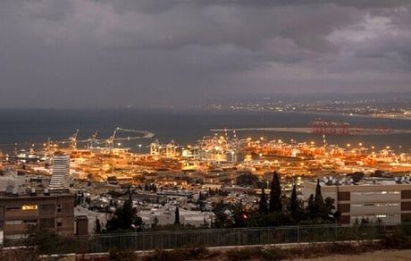 به صدا در آمدن آژیر خطر در شهر حیفا واقع در شمال فلسطین
