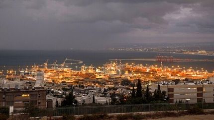 به صدا در آمدن آژیر خطر در شهر حیفا واقع در شمال فلسطین