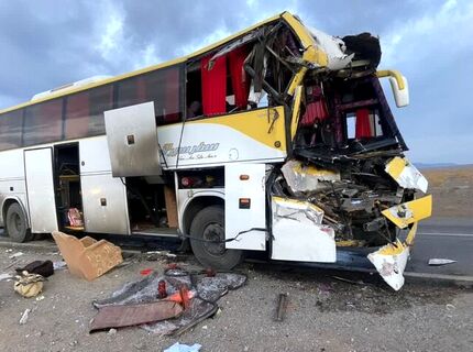 ۱۵ مصدوم در حادثه تصادف یک اتوبوس با تریلی در استان قم