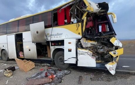 ۱۵ مصدوم در حادثه تصادف یک اتوبوس با تریلی در استان قم