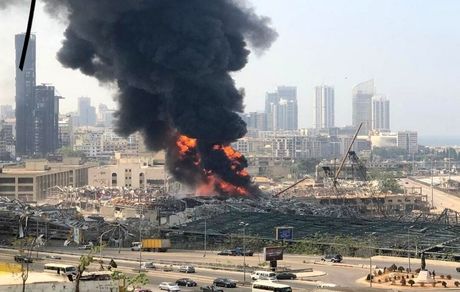 آتش‌سوزی گسترده در بندر بیروت