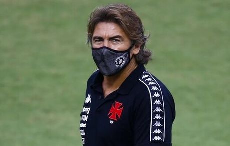 سرمربی خارجی استقلال شکایت کرد