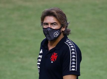 سرمربی خارجی استقلال شکایت کرد