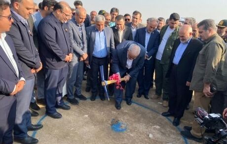 وزیر نیرو کلنگ آغاز عملیات اجرایی احداث فاز اول نیروگاه خورشیدی ۶۰۰ مگاواتی را زد