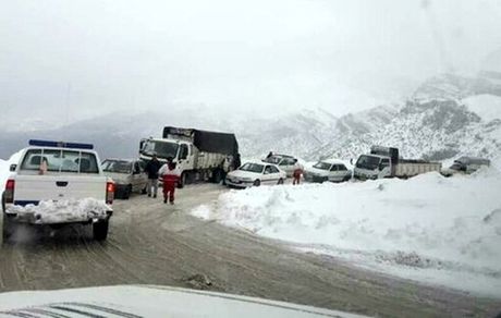 بدلیل بارش سنگین برف، یک محور مواصلاتی استان کهگیلویه و بویراحمد مسدود شد