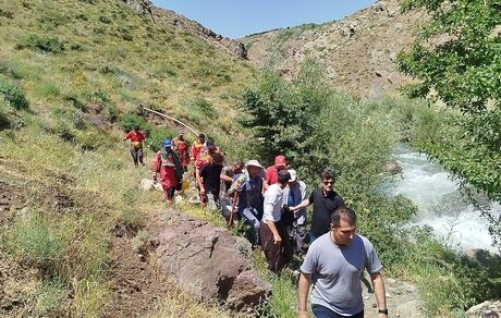 پایان تلخ جست‌وجوی امدادگران هلال احمر؛ پیکر بانوی استاد دانشگاه مفقود شده در آبشار سوله‌دوکل بعد از ۸ روز پیدا شد