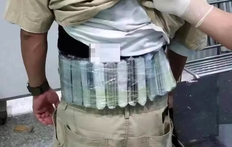 یک چینی با ۴۲۰ هارد SSD در کمرش دستگیر شد
