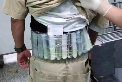 یک چینی با ۴۲۰ هارد SSD در کمرش دستگیر شد