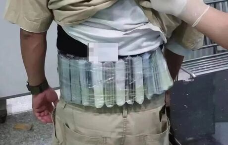 یک چینی با ۴۲۰ هارد SSD در کمرش دستگیر شد