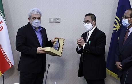  ربات جراحی سینا راهی کشور اندونزی می‌شود/ ستاری: آمادگی داریم دارو و تجهیزات پزشکی ایران‌ساخت را به کشور اندونزی صادر کنیم