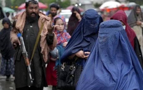طالبان عقب نشینی کرد / زنان افغانستانی می‌توانند چادر هم به سر کنند و برقع اجباری نیست