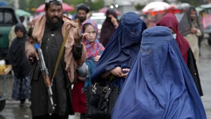 طالبان عقب نشینی کرد / زنان افغانستانی می‌توانند چادر هم به سر کنند و برقع اجباری نیست