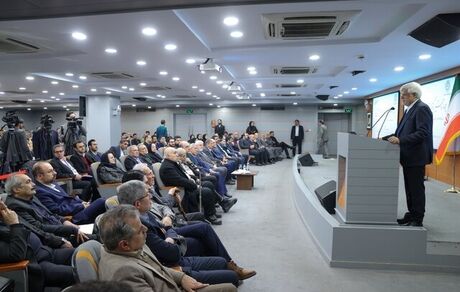 عارف: ایران وطن و خانه شما است / دنیا برای ما صبر نمی‌کند
