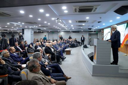 عارف: ایران وطن و خانه شما است / دنیا برای ما صبر نمی‌کند