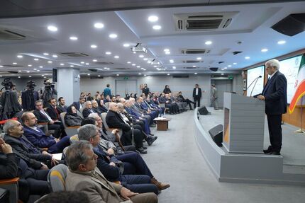 عارف: ایران وطن و خانه شما است / دنیا برای ما صبر نمی‌کند