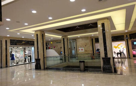 بنر عجیب در یک مرکز خرید با موضوع حجاب