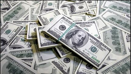 ضبط ۵۰ هزار و ۱۵۰ دلار و چهار هزار و ۷۰۰ یورو در فرودگاه امام