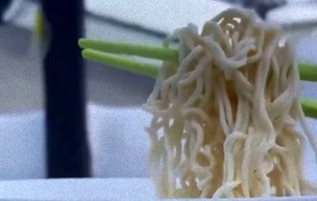 یخ زدن غذا در فاصله چند ثانیه در سرمای شدید کانادا