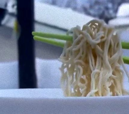 یخ زدن غذا در فاصله چند ثانیه در سرمای شدید کانادا