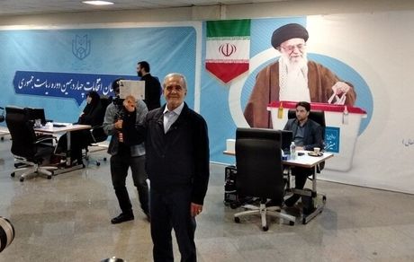 پزشکیان با دخترش آمد و ثبت نام کرد