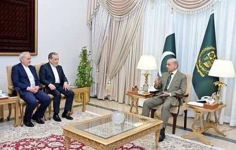 ابراز خرسندی نخست‌وزیر پاکستان از دیدار با عراقچی