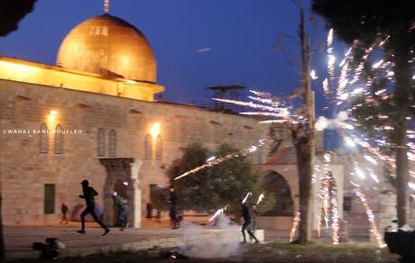 درگیری شدید نظامیان صهیونیست و نمازگزاران فلسطینی در مسجدالاقصی / ۴۲ نفر زخمی شدند