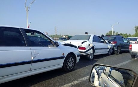 برخود یک کامیون با ۱۵ خودروی سواری در تهران