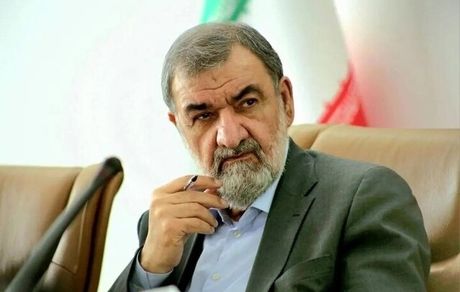 محسن رضایی: فرماندهان نظامی نه، ترامپ باید عزل شود