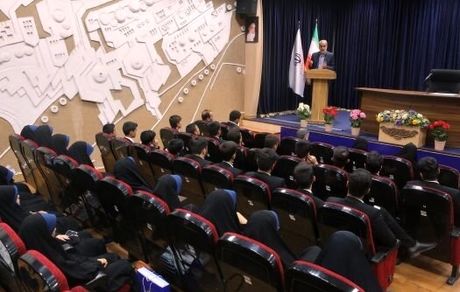 دانش‌آموزان و دانشجویان امکان بروز و ظهور افکار خود را ندارند