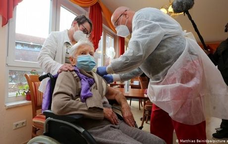 اولین واکسن در آلمان به زن ۱۰۱ ساله زده شد