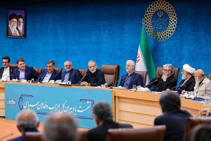 رئیس جمهور: نقشه دشمن برای فروپاشی کشور دیگر صرفاً نظامی نیست / با تمام وجود از نیروهای مسلح دفاع خواهیم کرد