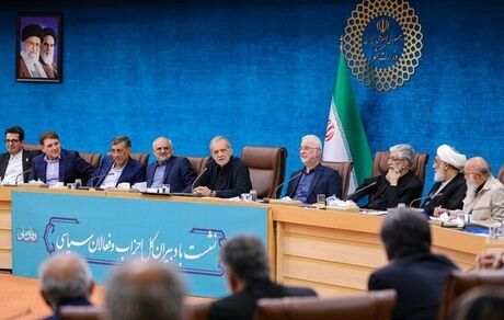 رئیس جمهور: نقشه دشمن برای فروپاشی کشور دیگر صرفاً نظامی نیست / با تمام وجود از نیروهای مسلح دفاع خواهیم کرد