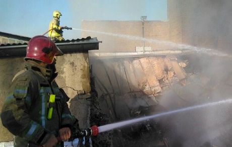 آتش سوزی گسترده انبار کالا در خیابان شهید رجایی تهران