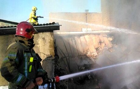 آتش سوزی گسترده انبار کالا در خیابان شهید رجایی تهران