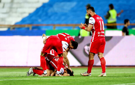 بازیکن پرسپولیس: فقط دلاری قرارداد امضا می‌کنم