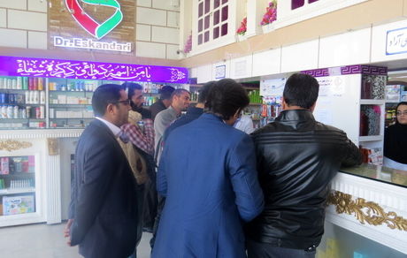 مواد ضدعفونی‌کننده و دارویی از طریق داروخانه‌ها بدست مردم می‌رسد