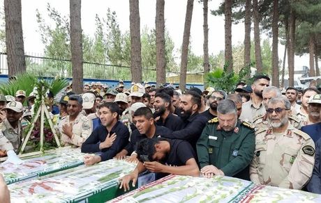 پیکر شهدای حمله تروریستی به برجک مرزبانی «مزه سر» تشییع شد