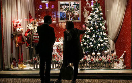 قیمت هاى عجیب درخت کریسمس و دیگر وسایل تزئینى این مناسبت در خیابان کریم خان!