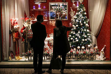 قیمت هاى عجیب درخت کریسمس و دیگر وسایل تزئینى این مناسبت در خیابان کریم خان!