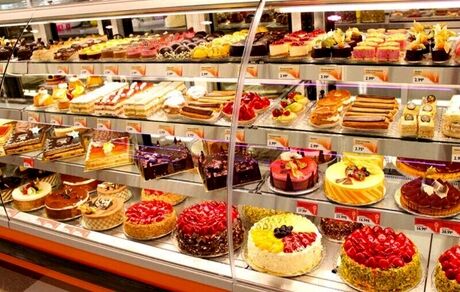 کمبودی در عرضه شیرینی شب عید نیست