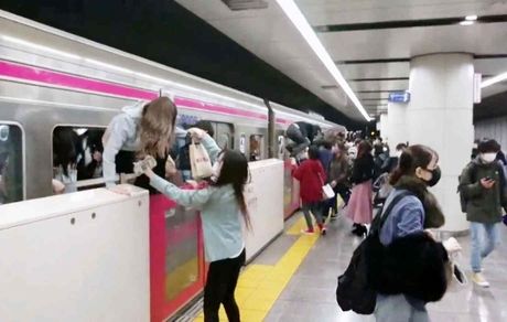 حمله به مسافران مترو با لباس شخصیت سینمایی