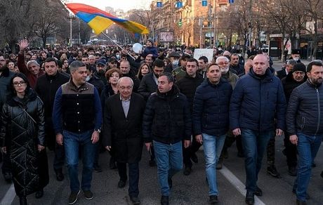 حمله معترضان در ارمنستان به یک ساختمان دولتی